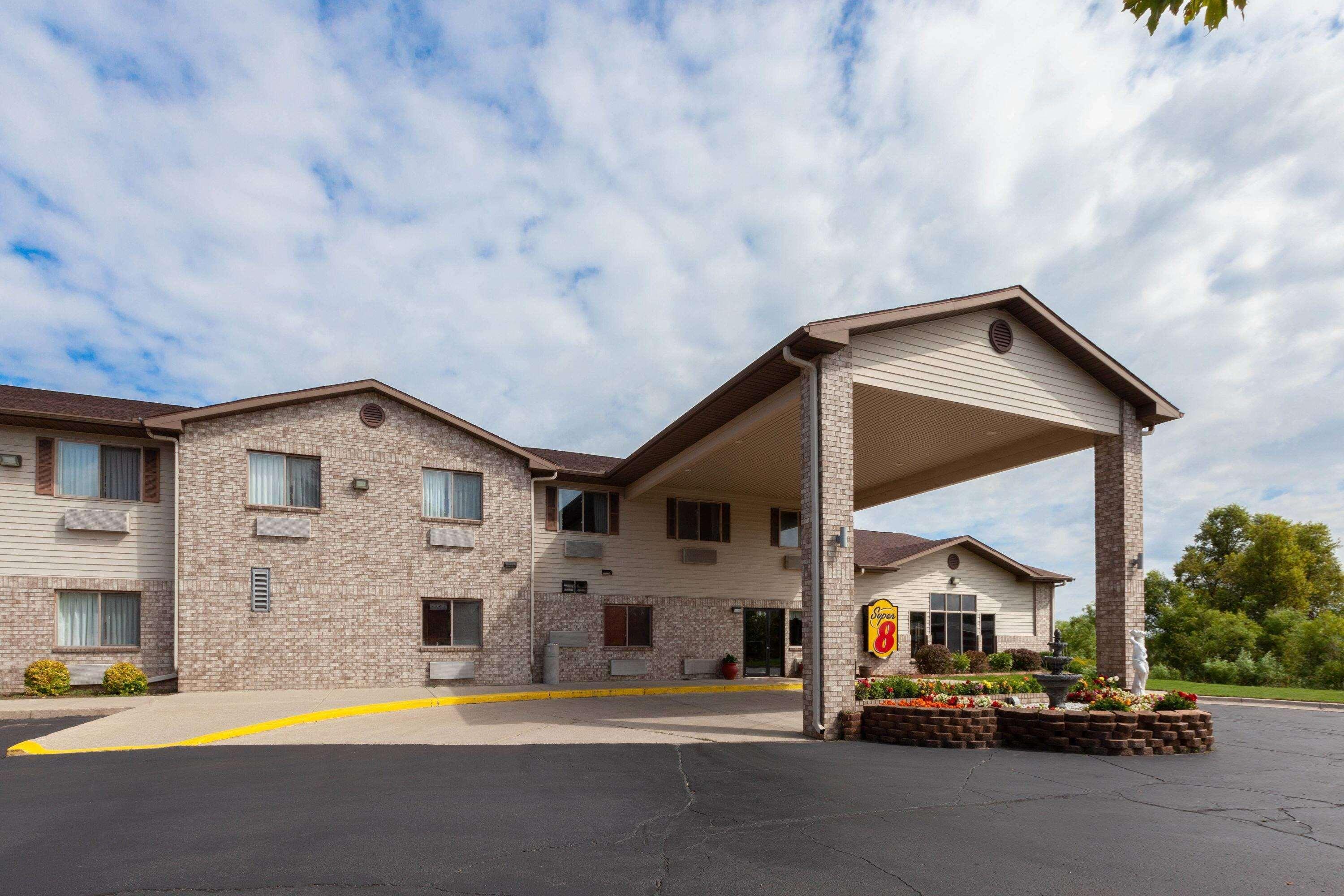 Super 8 By Wyndham Big Rapids Motel Kültér fotó
