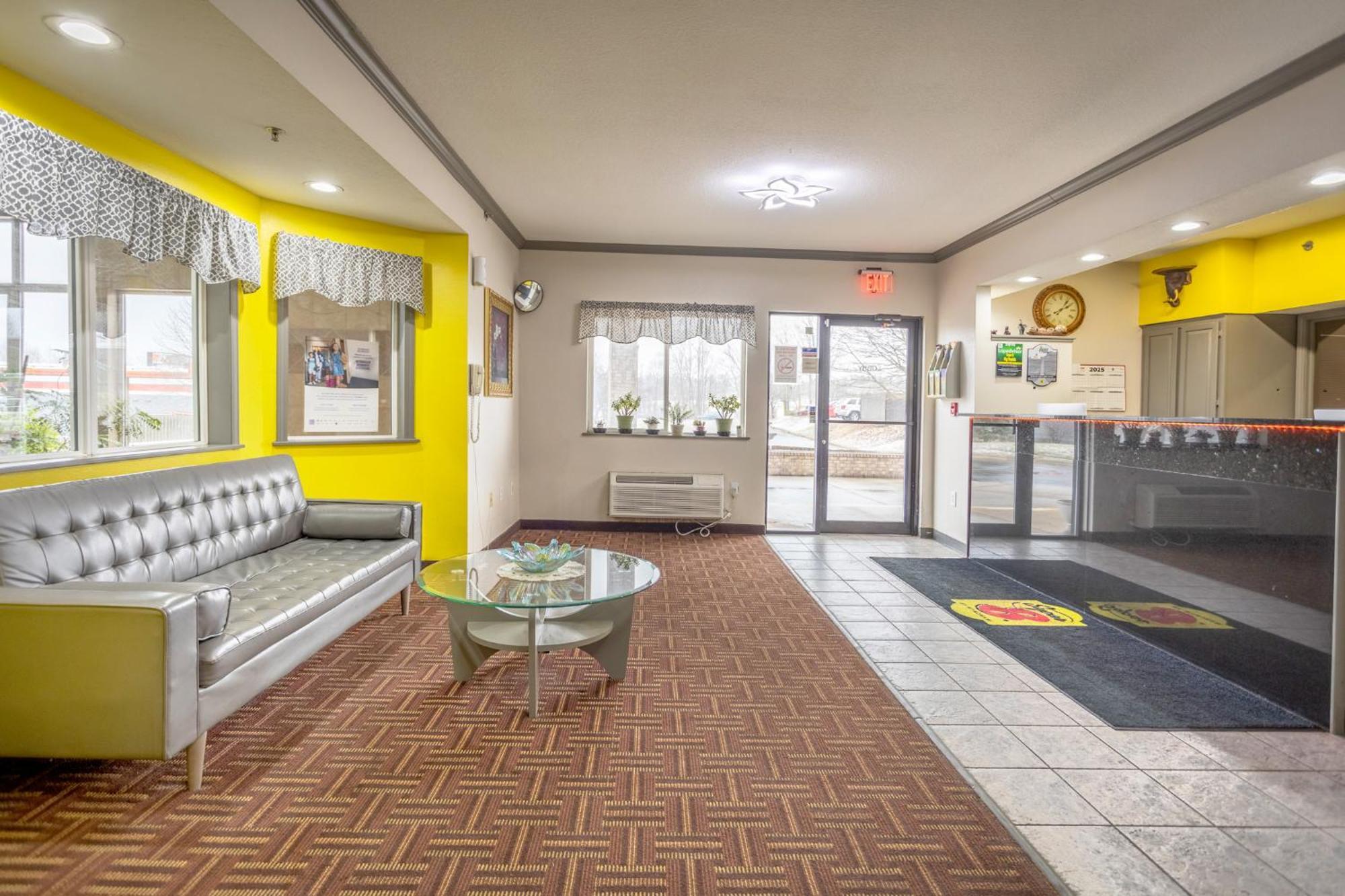 Super 8 By Wyndham Big Rapids Motel Kültér fotó